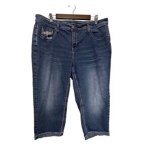 Cato Woman Blue Denim Capri Jeans Embroidered Pockets Size 18W Medium Wash Crop
